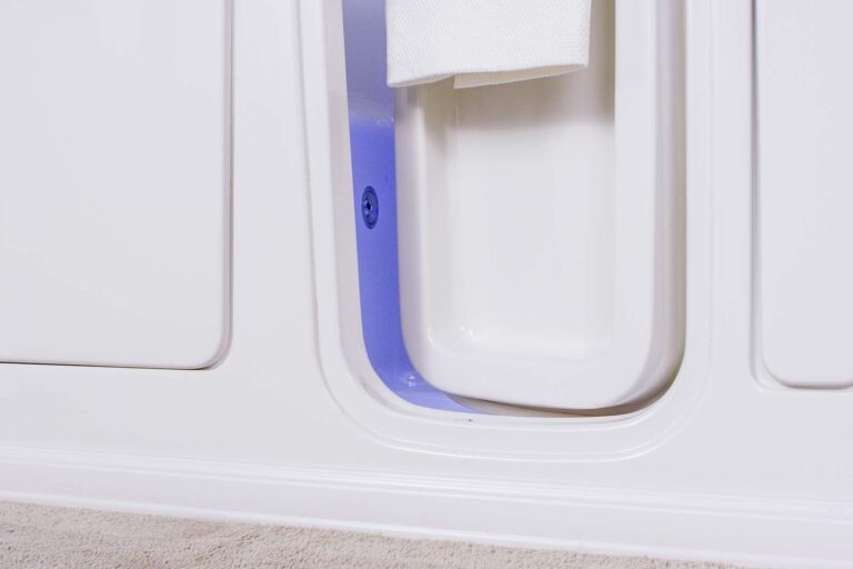 low-threshold step-in tub