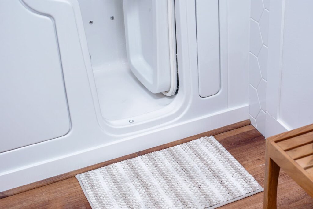 Low threshold and slip resistant floor of walk-in tub
